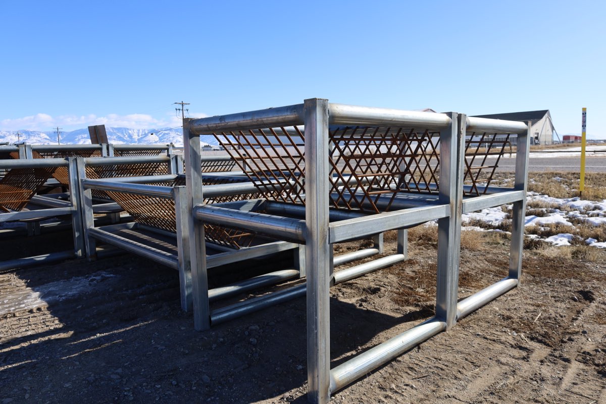 HD V-Bar Horse Feeder 6'x5'x5'