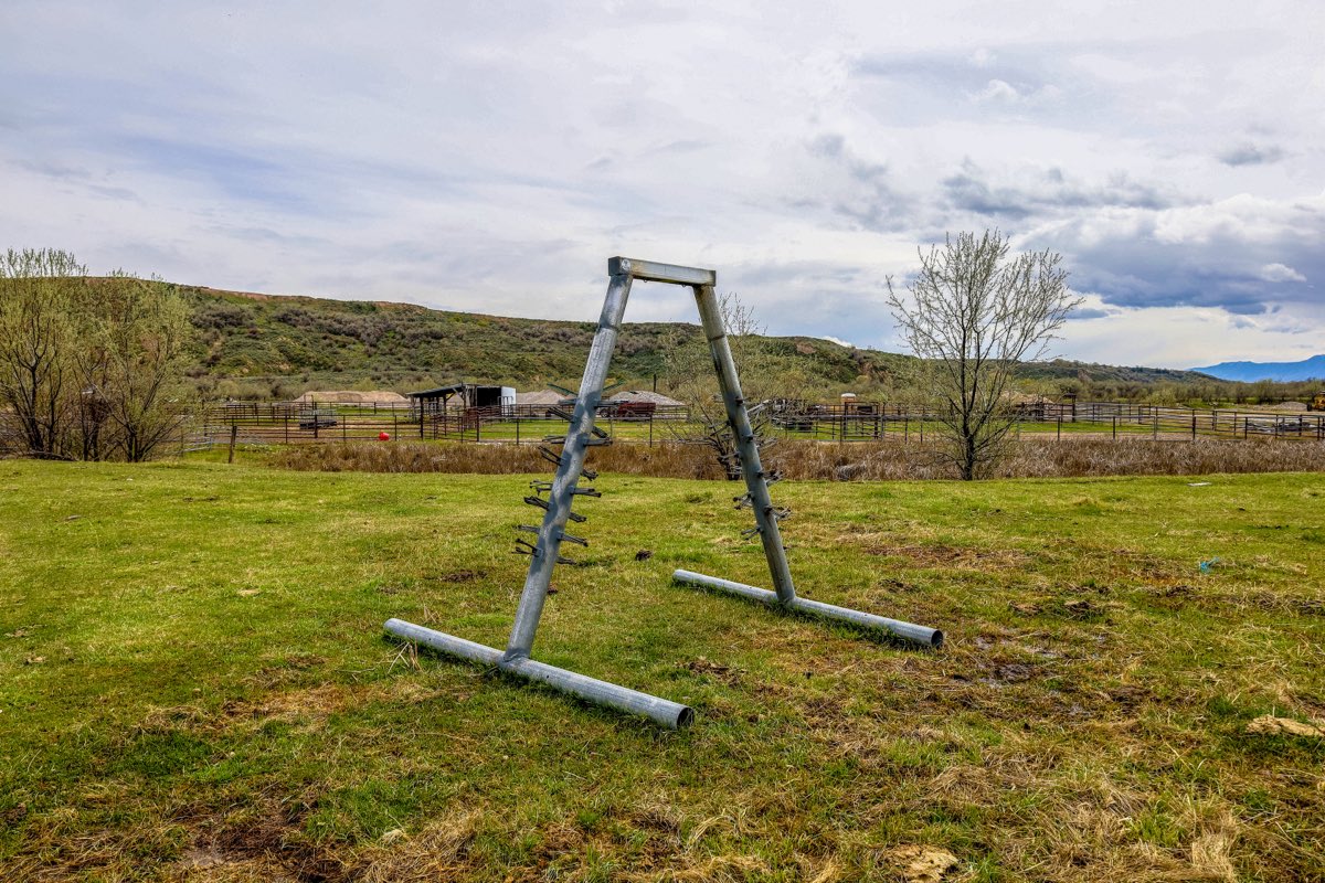 Heavy-Duty Cattle Scratcher